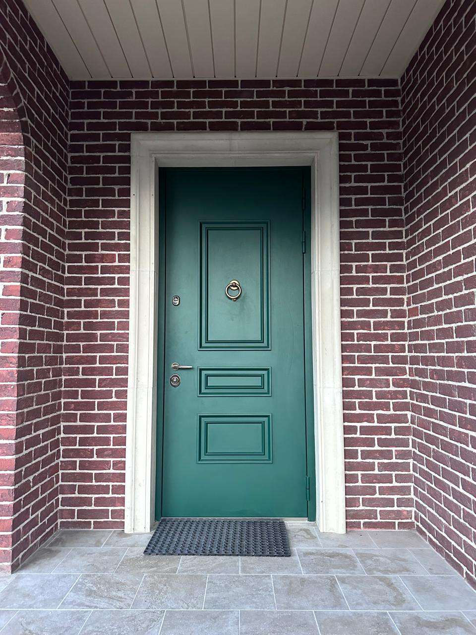 Входная дверь в классическом стиле