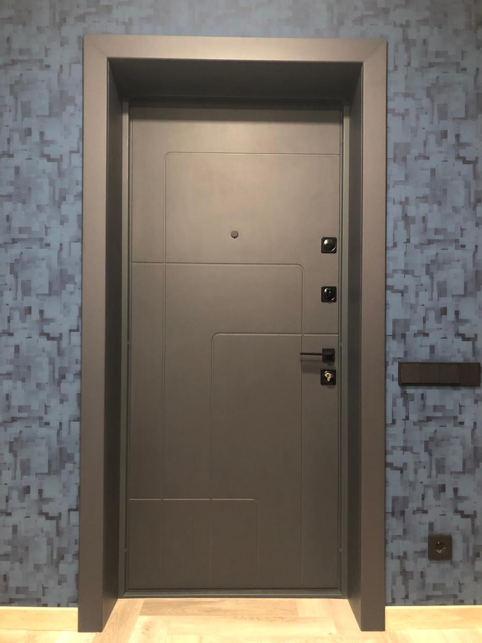 Входная дверь с зеркалом и умным замком